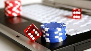 Giao diện nền tảng online trên điện thoại và máy tính